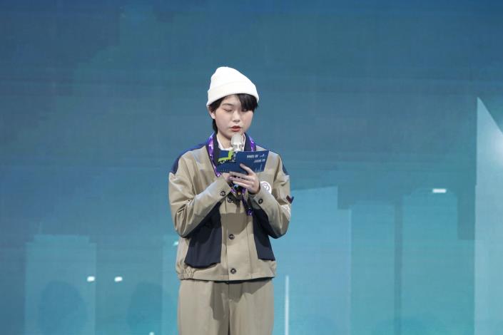 2_我國選手代表於2025亞洲技能競賽開幕典禮宣誓，臺灣由服裝創作職類選手蕭妤珊 代表宣誓。