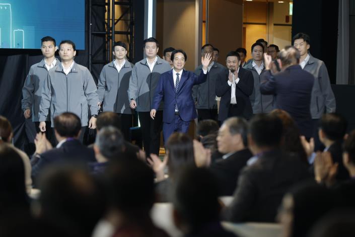 3_總統賴清德(左5)及勞動部長洪申翰(左6)出席開幕典禮向在場所有參賽國代表團致意。