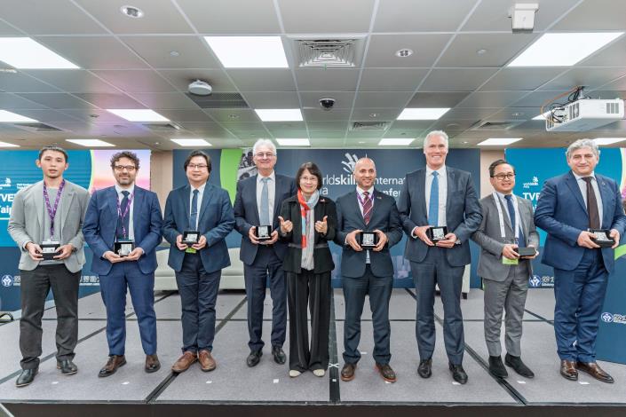 2_勞動部勞動力發展署署長黃齡玉(左5)及2025國際技能教育研討會與會貴賓大合照。