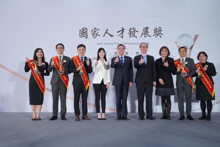 圖2_行政院院長卓榮泰(中)、行政院發言人李慧芝(左4)、勞動部常務次長陳明仁(右4)、勞動力發展署副署長施淑惠(右3)與傑出個案獎5家得獎單位代表合影。