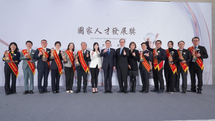 圖1_行政院院長卓榮泰(中)、行政院發言人李慧芝(左7)、勞動部常務次長陳明仁(右7)、勞動力發展署副署長施淑惠(右6)與大型企業、中小企業、機關(構)團體及非營利團體獎等11家得獎單位代表合影。