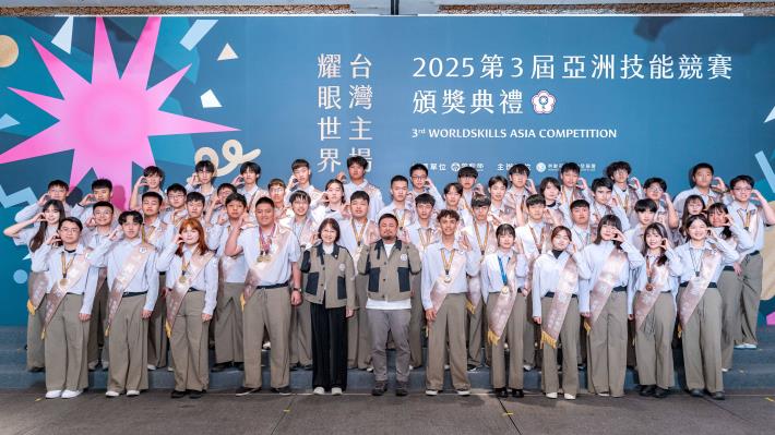 1141215勞動力發展署新聞稿(附圖2)_勞動部部長洪申翰(右7)、勞動力發展署署長黃齡玉(左5)與全體國手合影