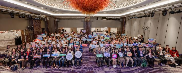 2_立法委員王正旭(右11)、立法委員王育敏(右10)、立法委員陳昭姿(右9)、勞動部部長洪申翰(左10)及勞動部勞動力發展署署長黃齡玉(左9)與獲獎代表合影。