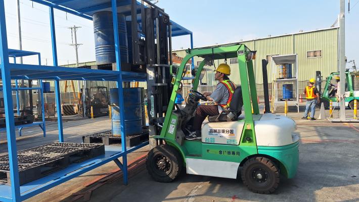 1141226勞動力發展署新聞稿(附圖2)__高屏澎東分署辦理自辦職前訓練「倉儲物流人員班」，圖為該學員進行堆高機操作實習。