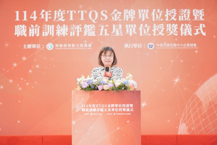 1150421勞動力發展署新聞稿(附圖1)_勞動部勞動力發展署副署長施淑惠於114年度TTQS金牌授證暨職前訓練評鑑五星單位授獎儀式致詞。