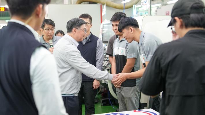 附圖1_行政院卓榮泰院長(左1)慰勉代表我國參加第48屆國際技能競賽CNC車床職類國手吳德龍(左2)及CNC銑床職類國手賴峻翊(左3)。