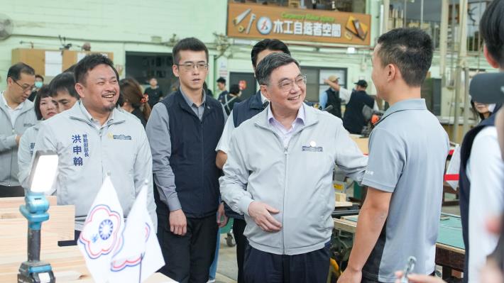 附圖5_行政院卓榮泰院長(左2)與勞動部洪申翰部長(左1)慰勉代表我國參加第48屆國際技能競賽門窗木工職類國手陳亮維(右1)。