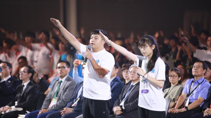 4_選手宣誓代表陳宥任(左)及何忻美(右)率領第56屆全國技能競賽全體選手進行宣誓。.JPG