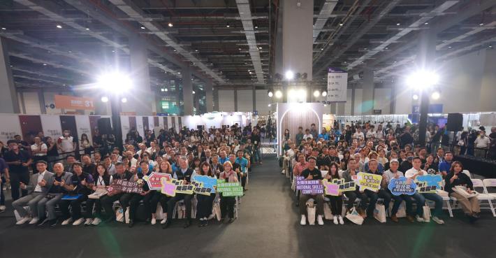 1150730勞動力發展署新聞稿(附圖2)_勞動部勞動力發展署署長黃齡玉與各協辦單位、各贊助單位代表及現場貴賓合影。.JPG
