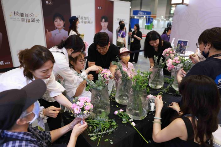 圖三、韓國攤位體驗-韓星最新配戴花束體驗.JPG