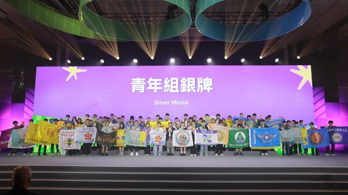 11500802勞動力發展署新聞稿(附圖4)_勞動部長洪申翰與第56屆全國賽青年組銀牌選手合影。.JPG