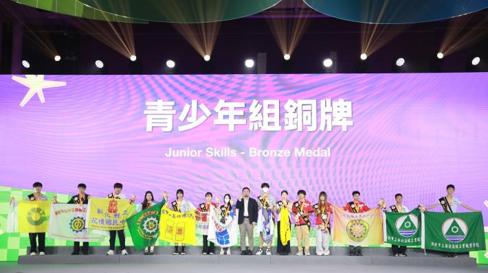 11500802勞動力發展署新聞稿(附圖8)_勞動部長洪申翰與第56屆全國賽青少年銅牌選手合影。.JPG