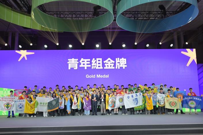 11500802勞動力發展署新聞稿(附圖3)_總統賴清德、勞動部長洪申翰與第56屆全國賽青年組金牌選手合影。.JPG