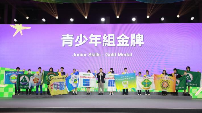 11500802勞動力發展署新聞稿(附圖6)_勞動部長洪申翰與第56屆全國賽青少年金牌選手合影。.JPG
