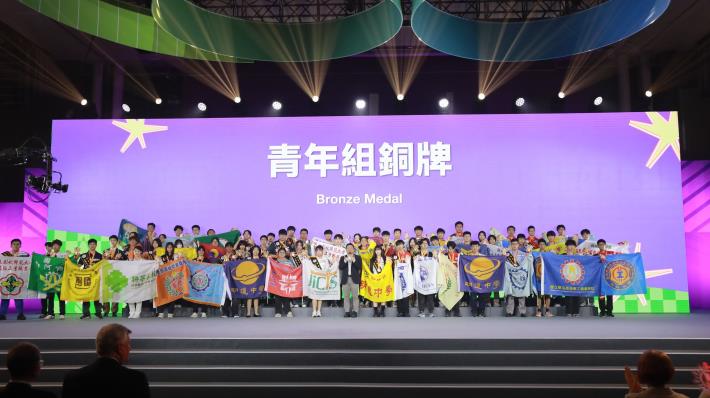 11500802勞動力發展署新聞稿(附圖5)_勞動部長洪申翰與第56屆全國賽青年組銅牌選手合影。.JPG