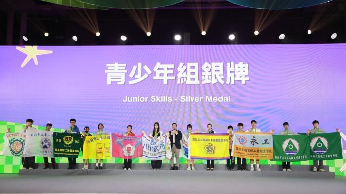 11500802勞動力發展署新聞稿(附圖7)_勞動部長洪申翰與第56屆全國賽青少年銀牌選手合影。.JPG