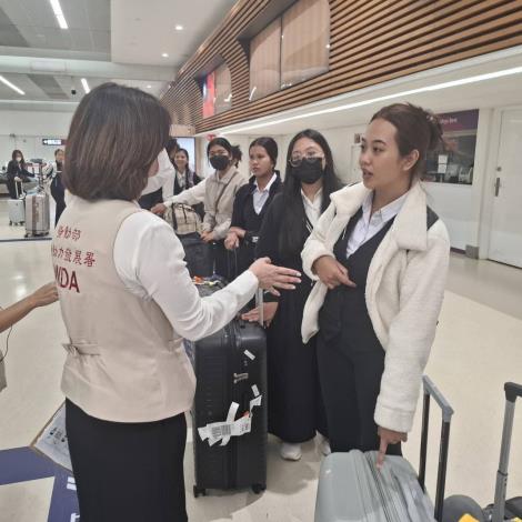 附圖1_勞動部勞動力發展署機場服務站人員協助引導接機來臺的旅宿外國技術人力。