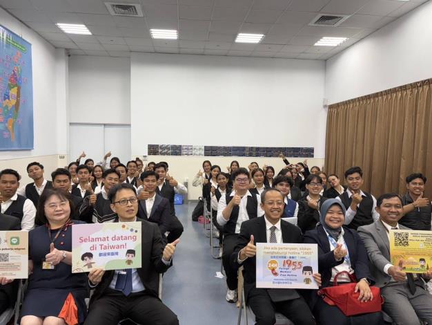 附圖2_勞動部勞動力發展署跨國勞動力延攬中心專案辦公室副主任黃偉誠(前排左2)及駐台北印尼經濟貿易代表處代表艾吏福(Arif Sulistiyo)(前排右3)共同歡迎印尼來臺技術人力。