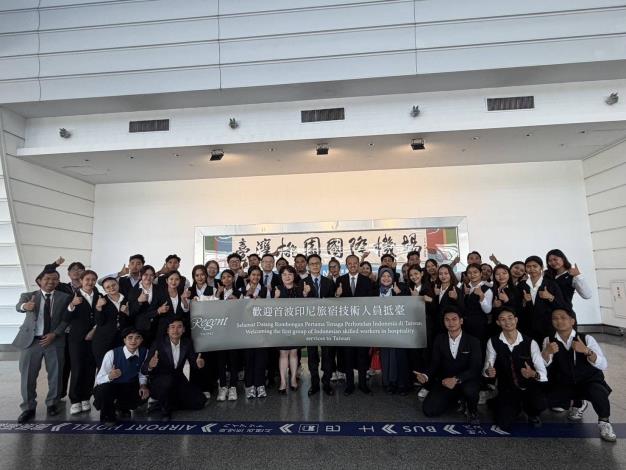 附圖3_勞動部勞動力發展署跨國勞動力延攬中心專案辦公室副主任黃偉誠及駐台北印尼經濟貿易代表處代表艾吏福(Arif Sulistiyo)與印尼來臺技術人力合影。