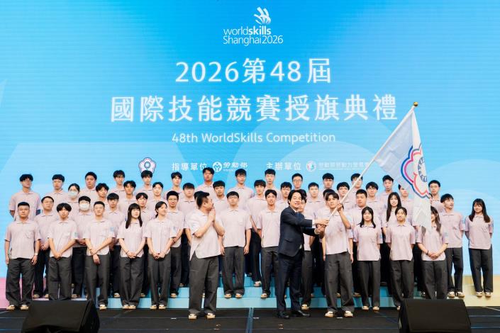 1150915勞動力發展署新聞稿(附圖3)_總統賴清德於第48屆國際技能競賽授旗典禮將會旗授予國手代表隊長陳祈聖