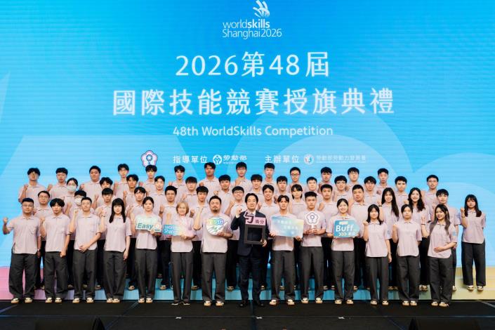 1150915勞動力發展署新聞稿(附圖4)_總統賴清德(右7)、勞動部部長洪申翰(右8)及勞動力發展署署長黃齡玉(右7)與第48屆國際技能競賽我國代表團國手合影