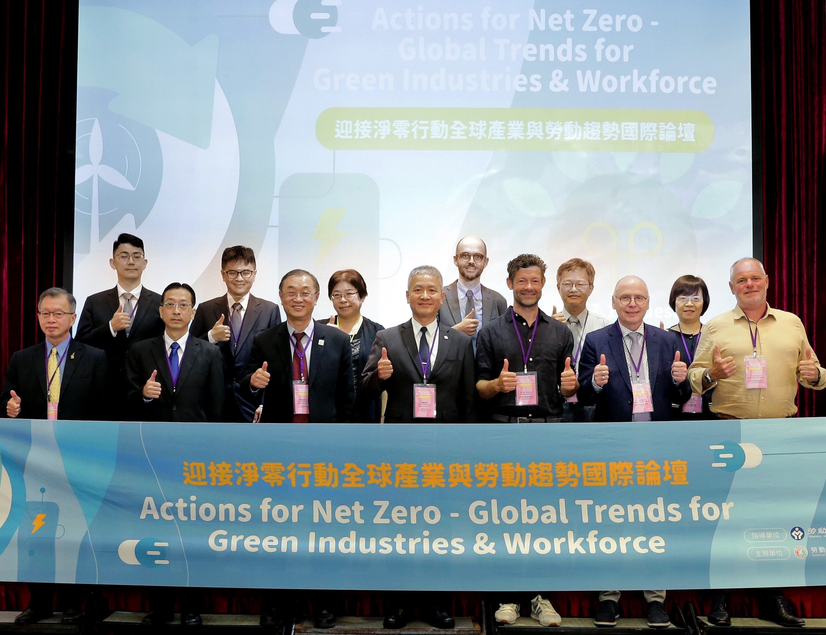 Group photo of Mr. Tsai Meng-Liang, Director-General of WDA, Mr. Wim Adriaens, Director General of VDAB