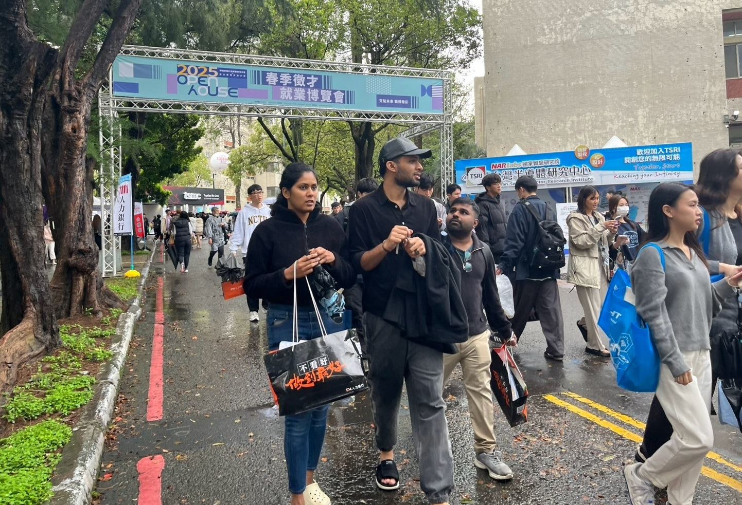 Branch offices and universities jointly organize job fairs.jpg