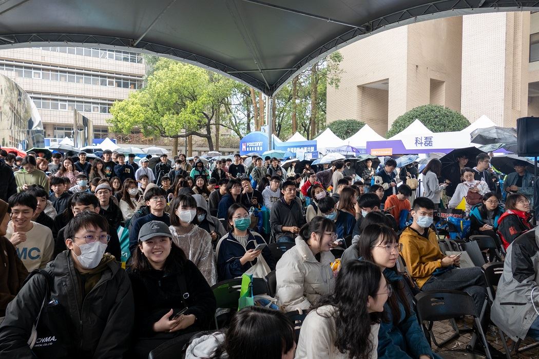 Crowds at the job fair.jpg