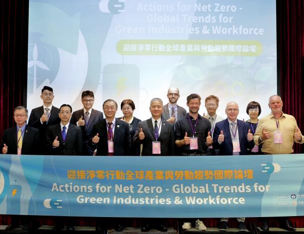 Group photo of Mr. Tsai Meng-Liang, Director General of WDA, speakers and guests