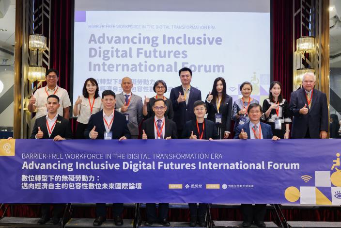 Group photo of Mr. Chen Shih-Chang, Deputy Director General of WDA (center in the front row), speakers and guests